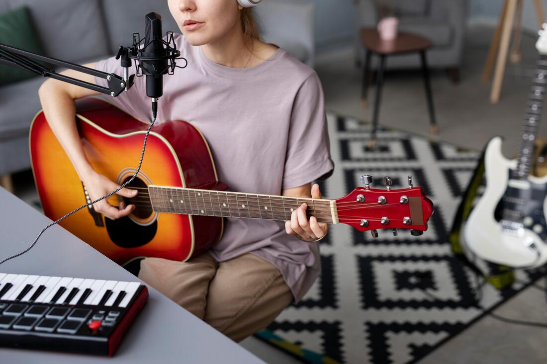 https://www.freepik.com/free-photo/close-up-woman-making-music-home_19333173.htm#page=5&query=person%20playing%20two%20instrument&position=30&from_view=search&track=aisPicture